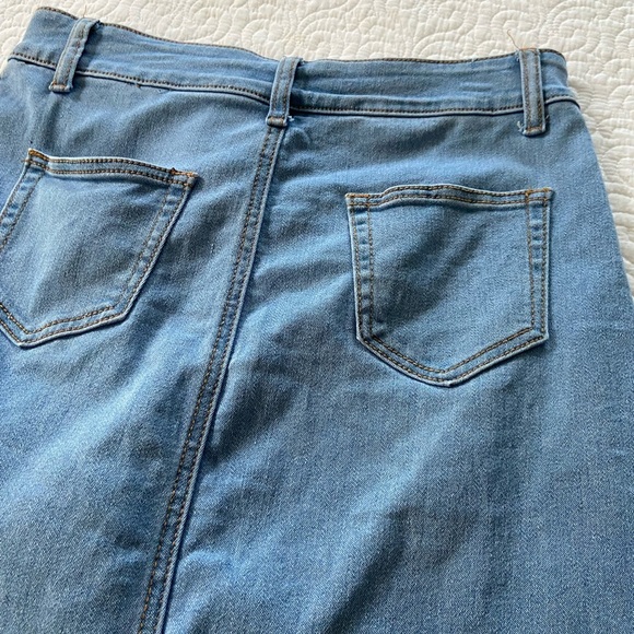 Classic Blue Denim Pencil Skirt Stretchy Back Slit 2 Rear Pockets Size Large - Picture 8 of 13